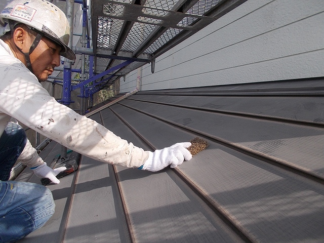 屋根のケレン作業