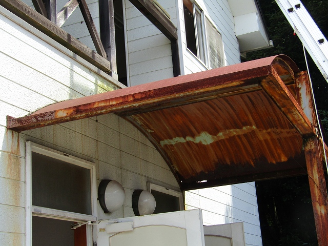 玄関のひさしはサビにより穴