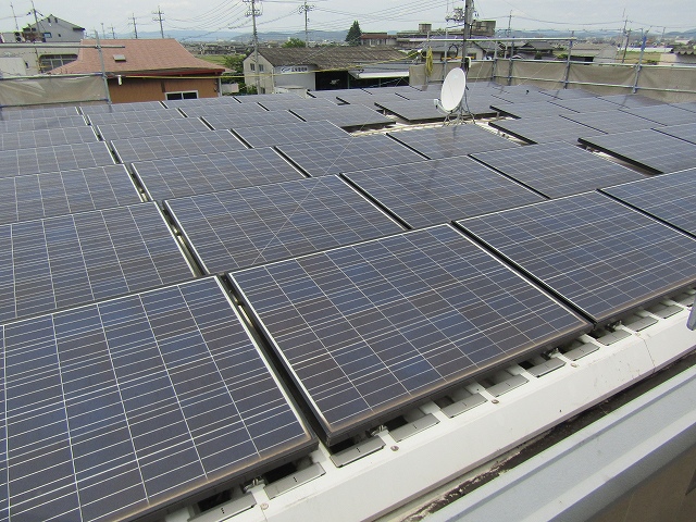 太陽光パネルが全面に乗った屋根