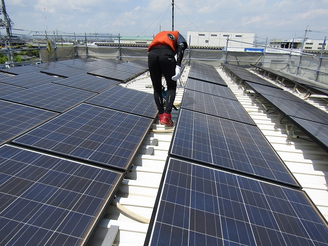 ブロワーを使って屋根を掃除