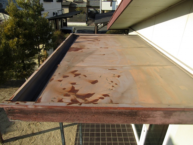 入口の屋根は穴があいていました