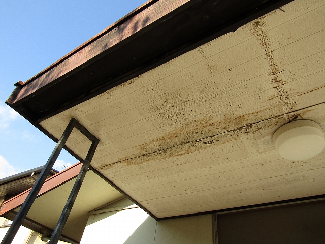 玄関の入り口上部の劣化