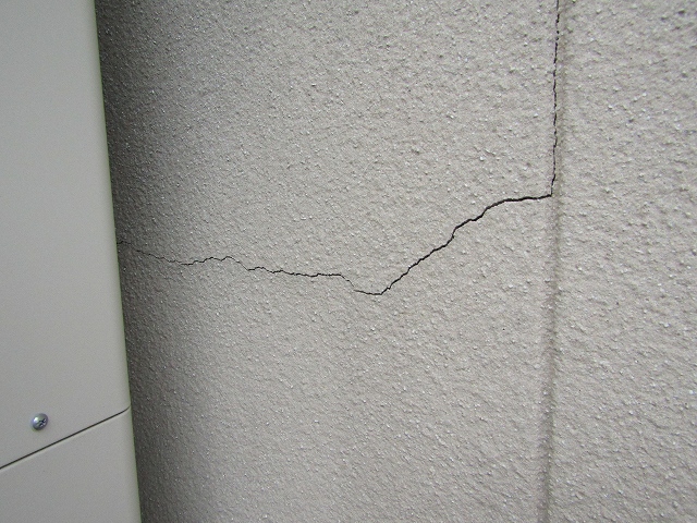 外壁のひび割れ
