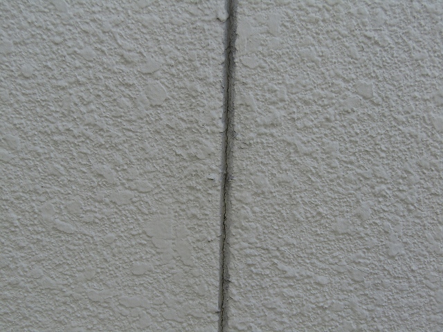 外壁の目地の割れと黒ずみ