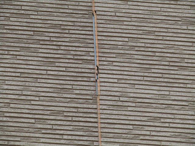 外壁シーリングの劣化による切れと変色