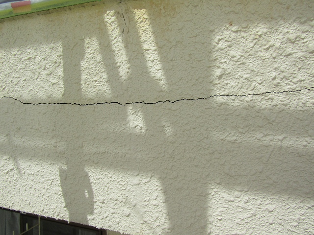 外壁のひび割れ