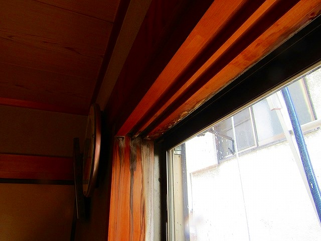 窓回りが湿っている