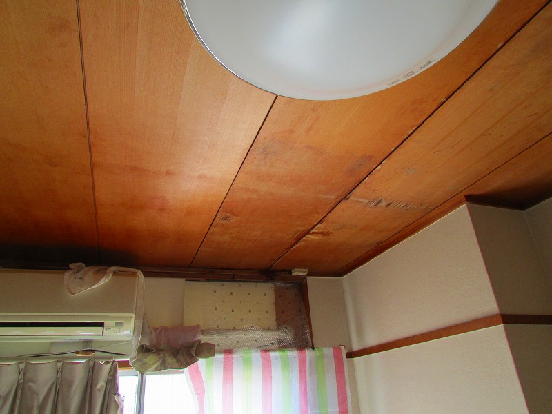 雨漏り　天井のシミ