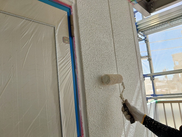 マスチックローラーで塗膜を山上げ