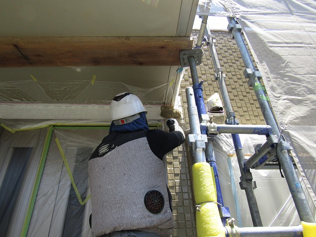 外壁の上塗り１回目