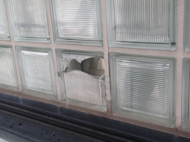 割れたガラスタイル