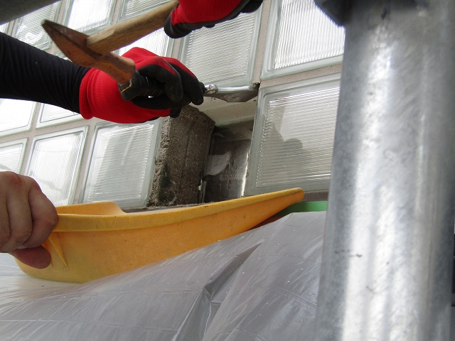 周りのモルタルも撤去