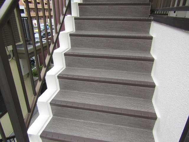 階段のウレタン防水と長尺シート張り工事＿