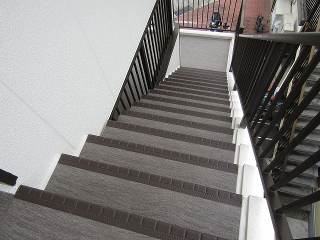 階段のウレタン防水と長尺シート張り工事_