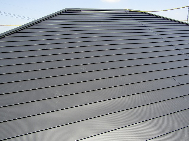 屋根材を取り付けます