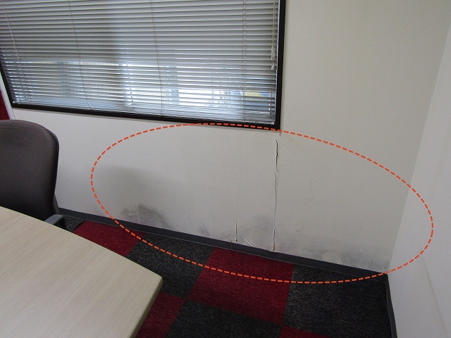 雨漏りによるクロスのめくれ