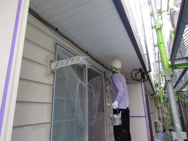 外壁の塗装をしています。