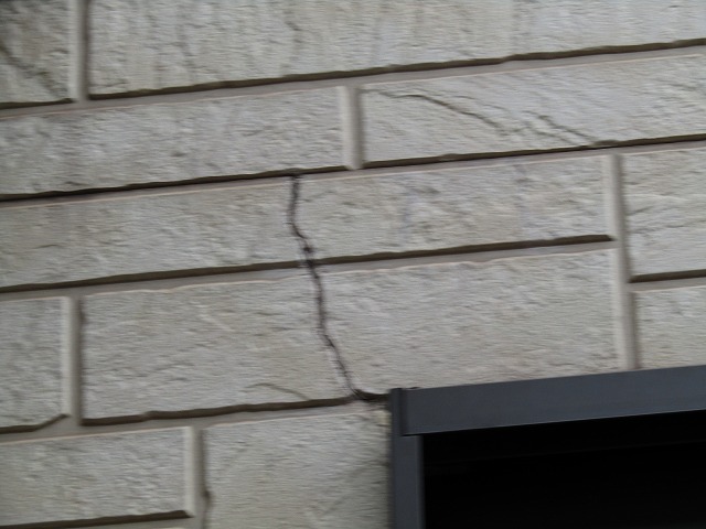 外壁のサイディングにひび割れ