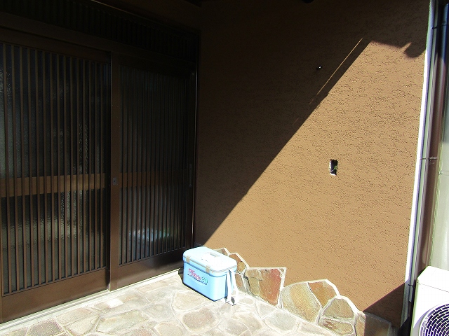 玄関回りはトラバーチンで塗装