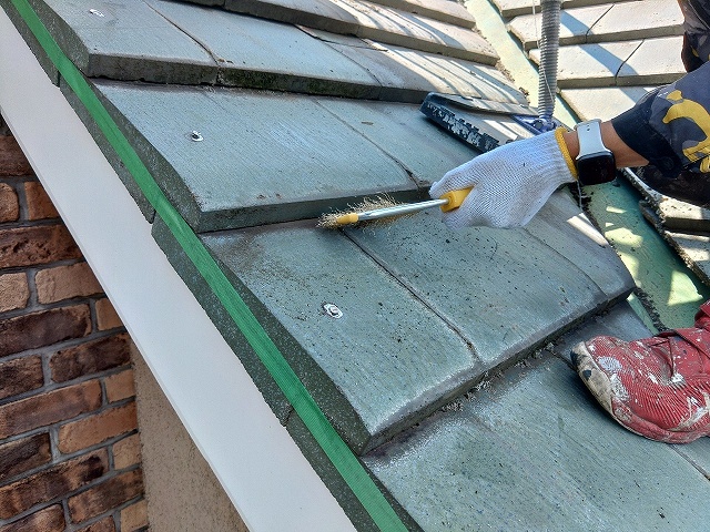 ブラシで汚れを落とす