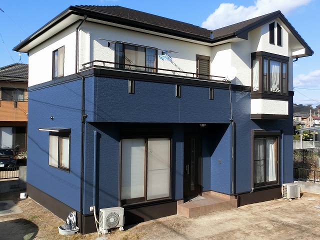 ネイビーと白色の外壁塗装完成