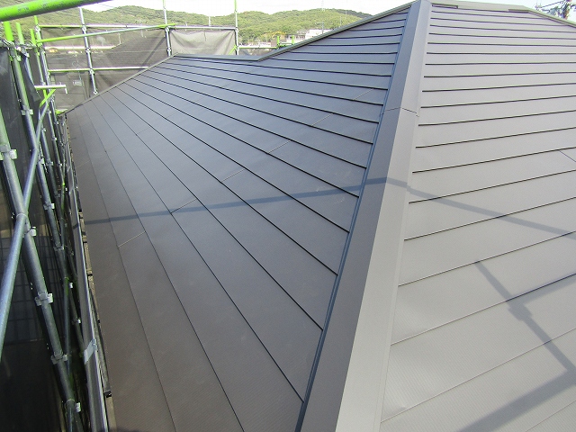 屋根カバー工法完成