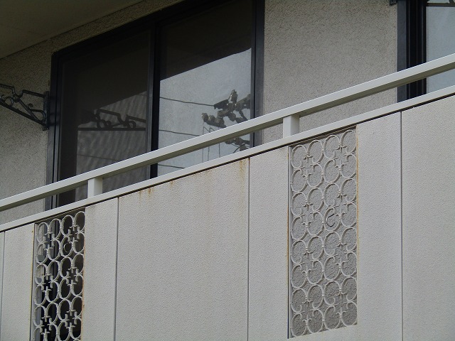 金属の外壁部分にはサビ