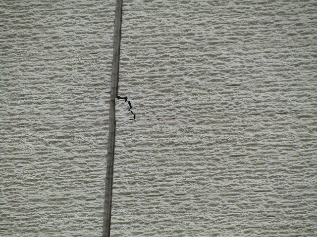 サイディングにひび割れ