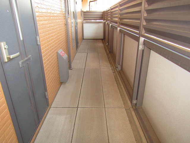 共有廊下コーキング打ち替え前