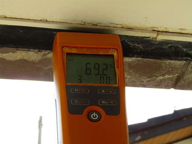 2階共有廊下から1階軒天への雨漏り