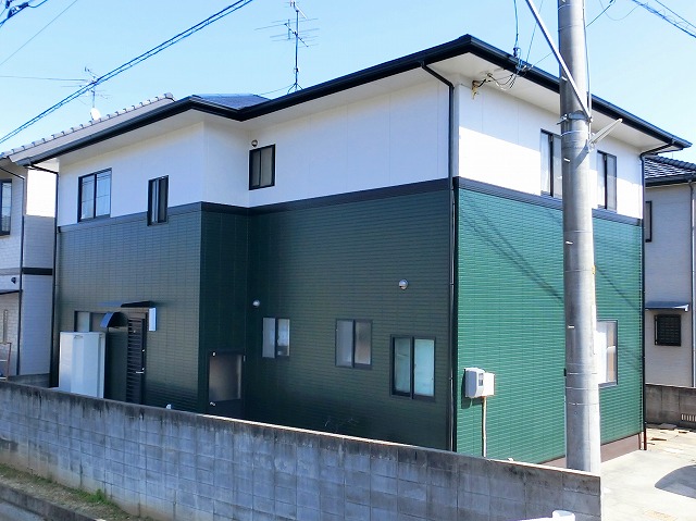 緑色の建物の完成