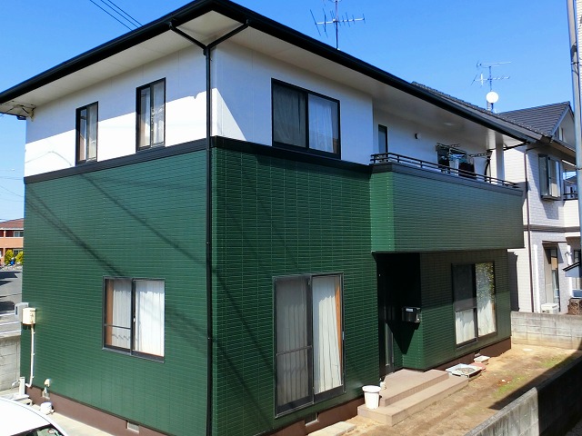 緑色の建物の完成