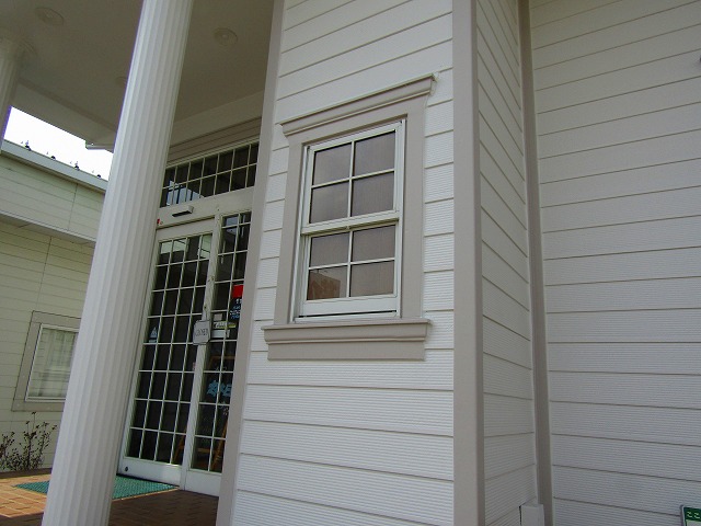 窓枠の色がかわいい