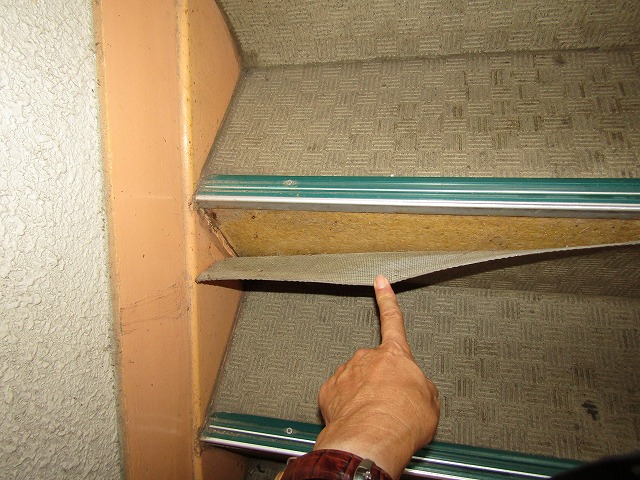 階段の長尺シートのはがれ