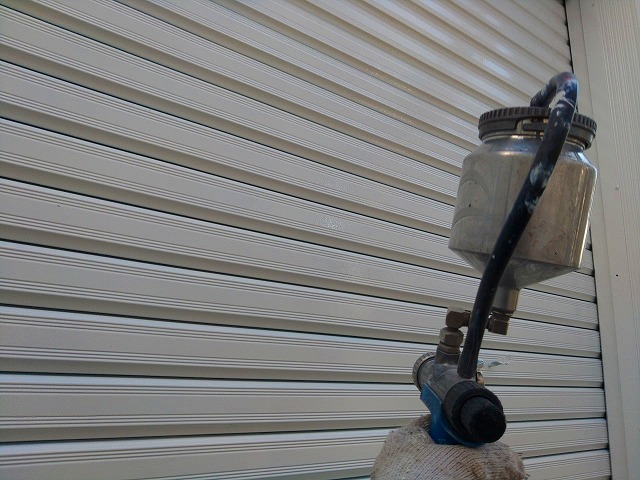 シャッター吹き付けで塗装