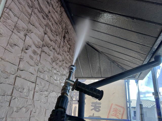 高圧洗浄機で洗浄作業