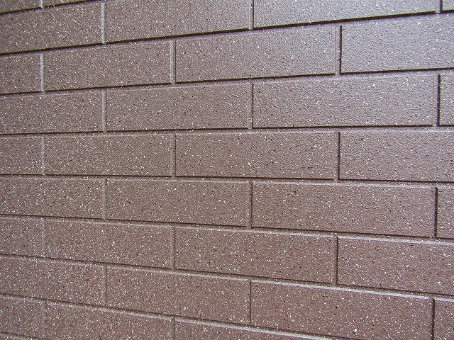 多彩色吹き付けで石目調に