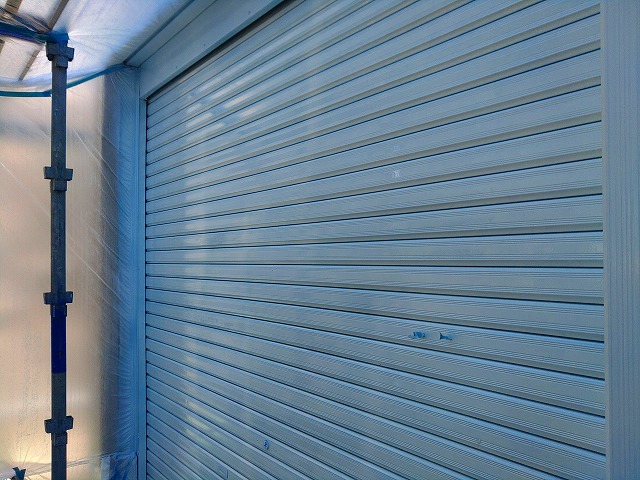 シャッターはサビ止めを塗装