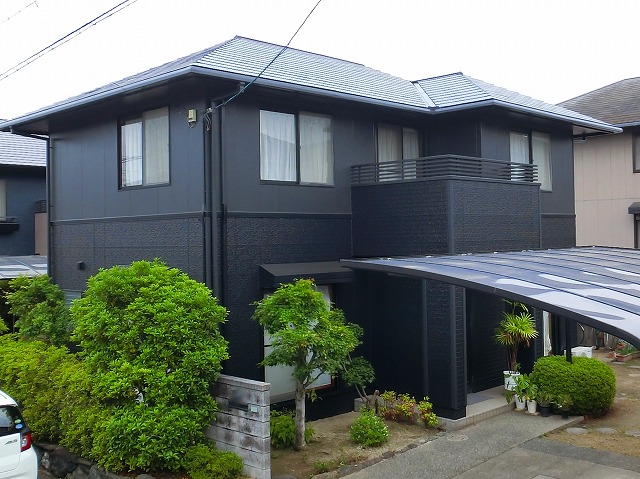 外壁も屋根もブラックで塗装した住宅