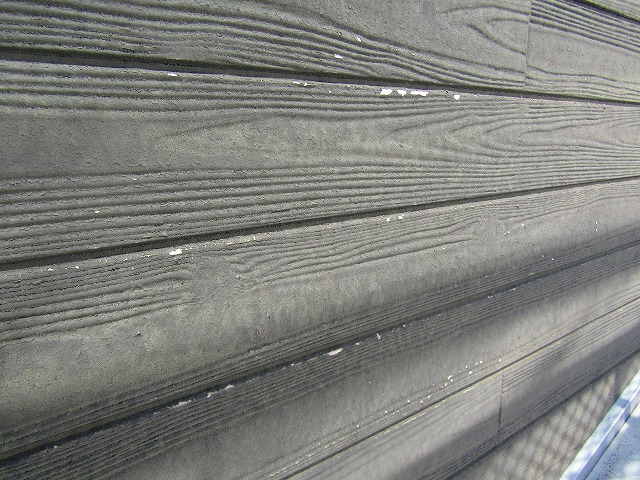 塗膜剥離を起こしている外壁