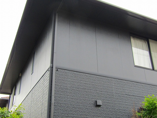 1階も2階もブラック