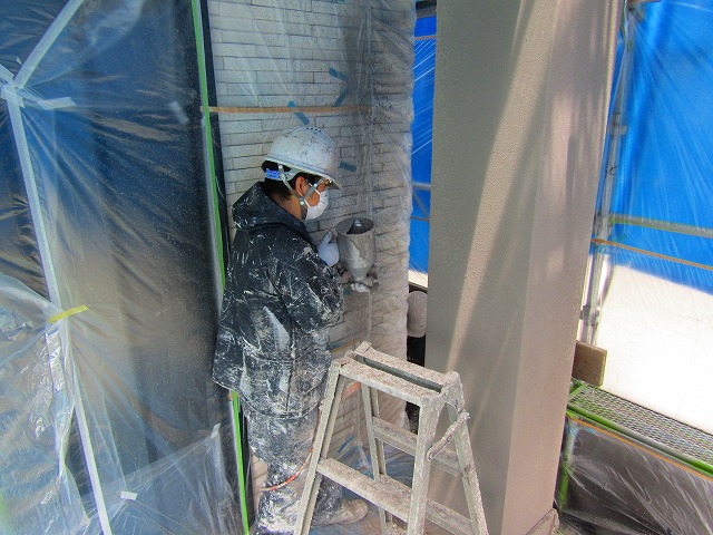 トラバーチンの施工　ベルアート吹き付け