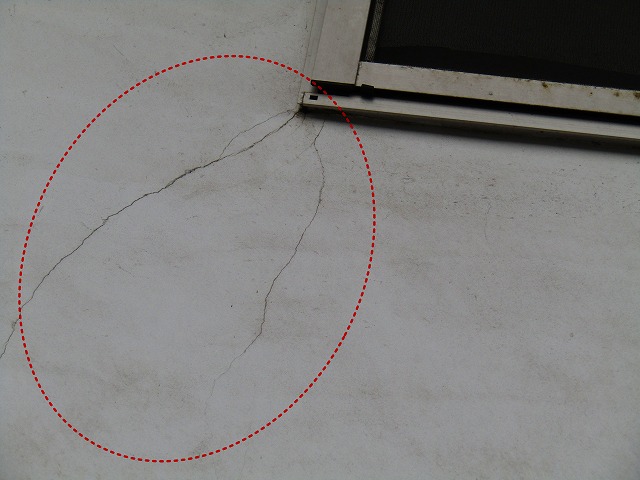 漆喰の外壁のひび割れ