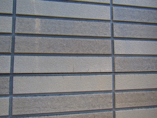 タイル調のデザインの外壁