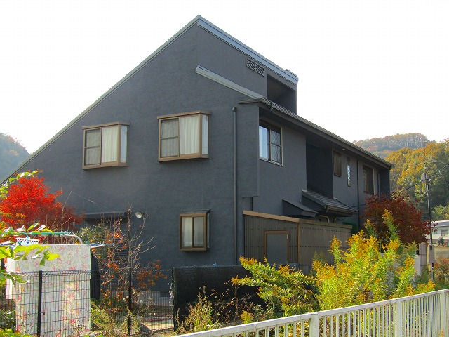 濃いグレーのトラバーチン事例