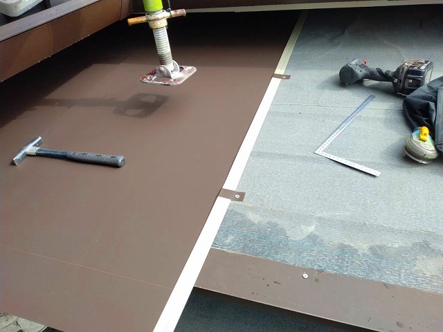 玄関上部ひさしのカバー工法