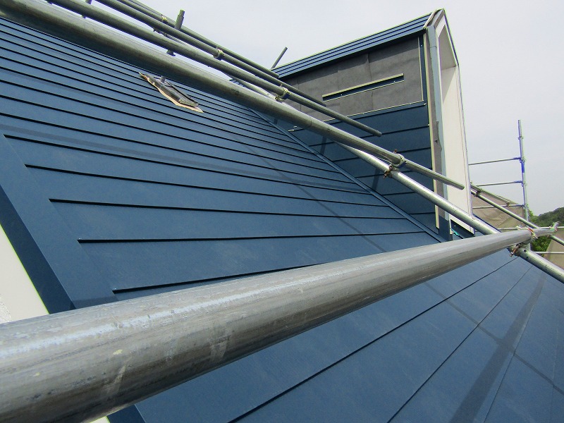 屋根にガルバリウム鋼板を設置