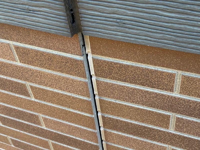 サイディングが浮いて隙間ができている