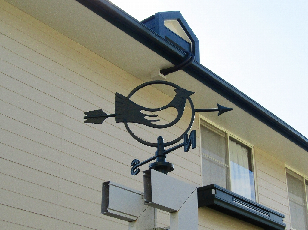 風見鶏を緑色に塗装