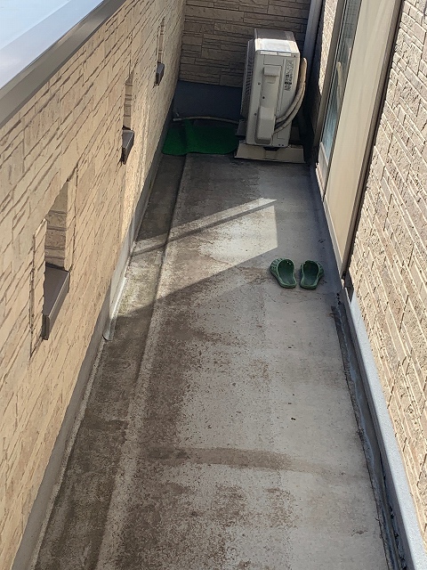 劣化したバルコニー